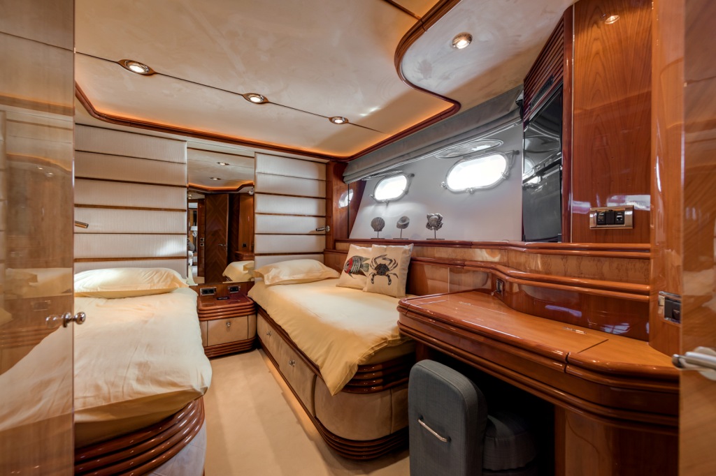 Luxury yacht charter Baby I twin cabin