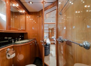 Yacht charter Baby I bathroom