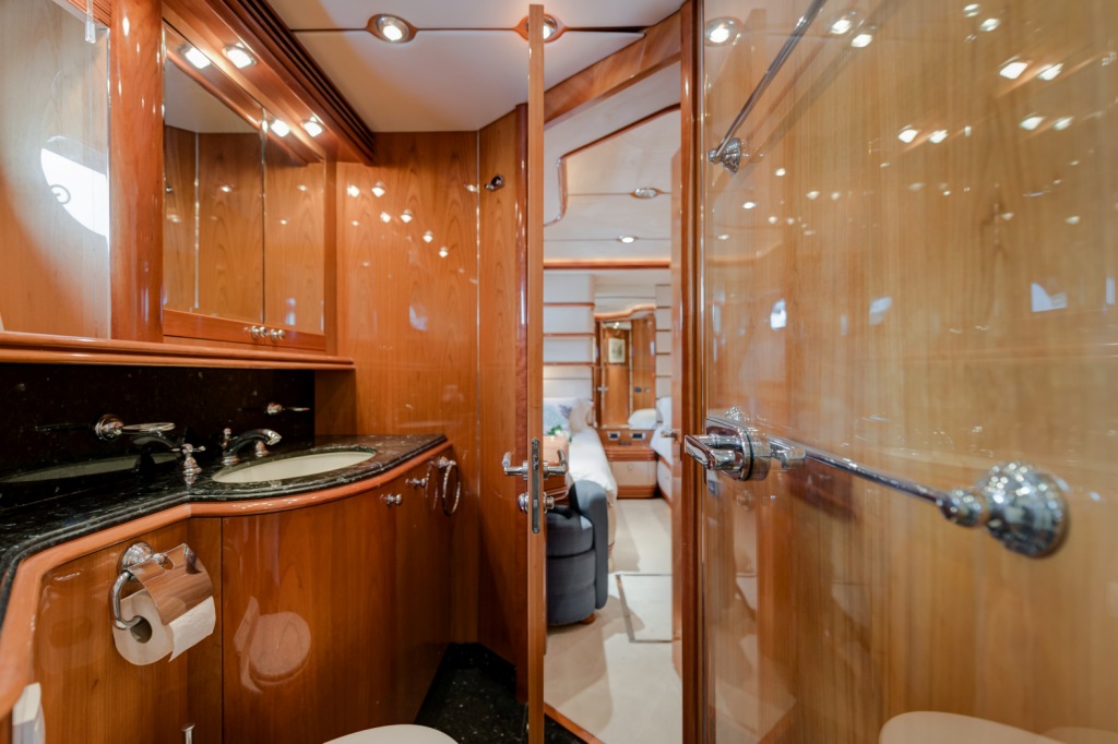 Yacht charter Baby I bathroom