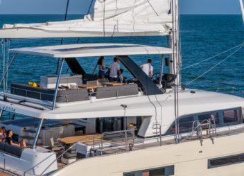 yacht charter Amada Mia flybridge