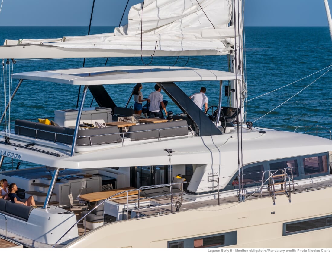 yacht charter Amada Mia flybridge