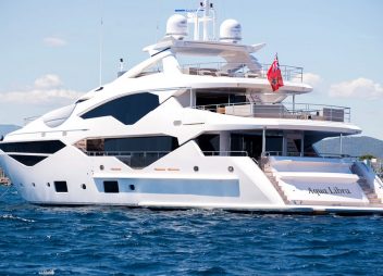 Yacht charter Motor Yacht Aqua Libra 131