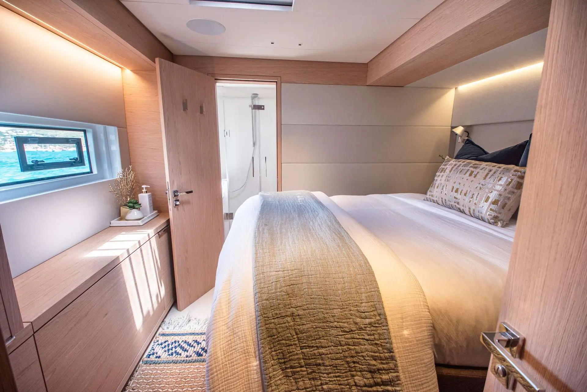 catamaran charter Aeolus double cabin