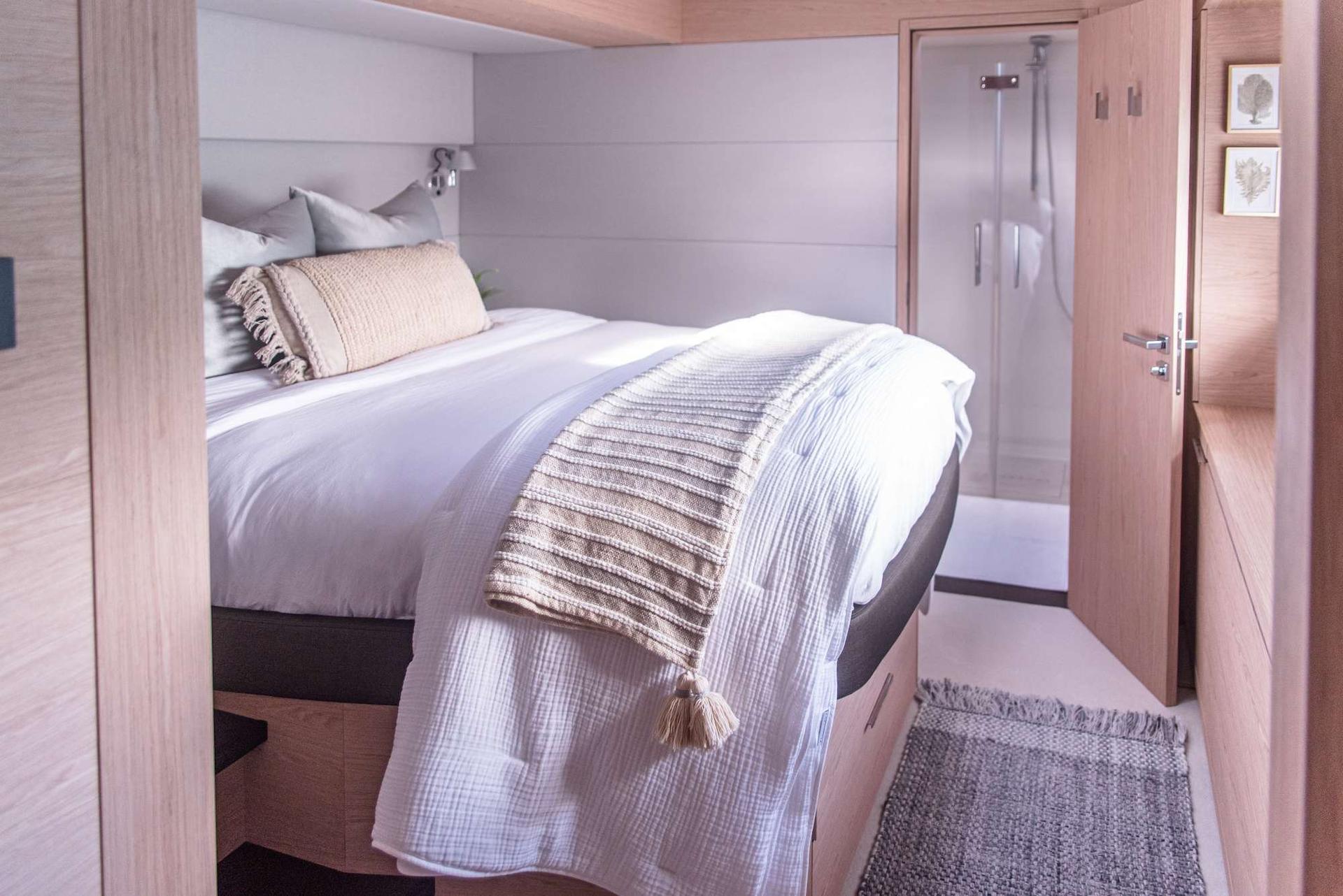 yacht charter Aeolus luxury cabin