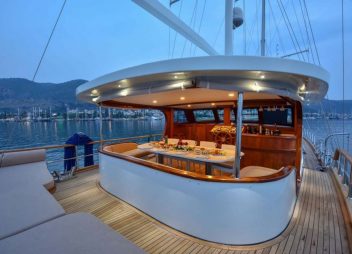 Croatian yacht charter Sea Breeze aft