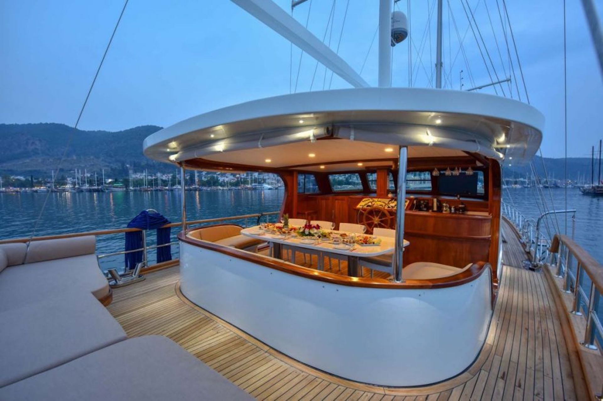 Croatian yacht charter Sea Breeze aft