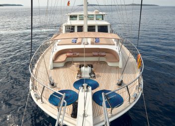 Croatian yacht charter Sea Breeze bow