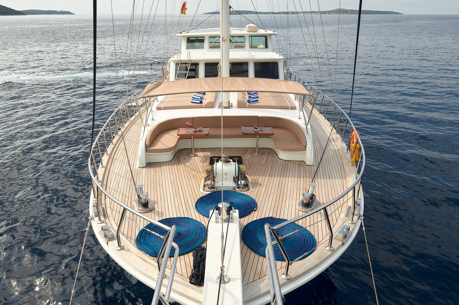 Croatian yacht charter Sea Breeze bow