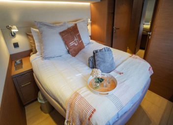 yacht charter Justified Horizons double cabin