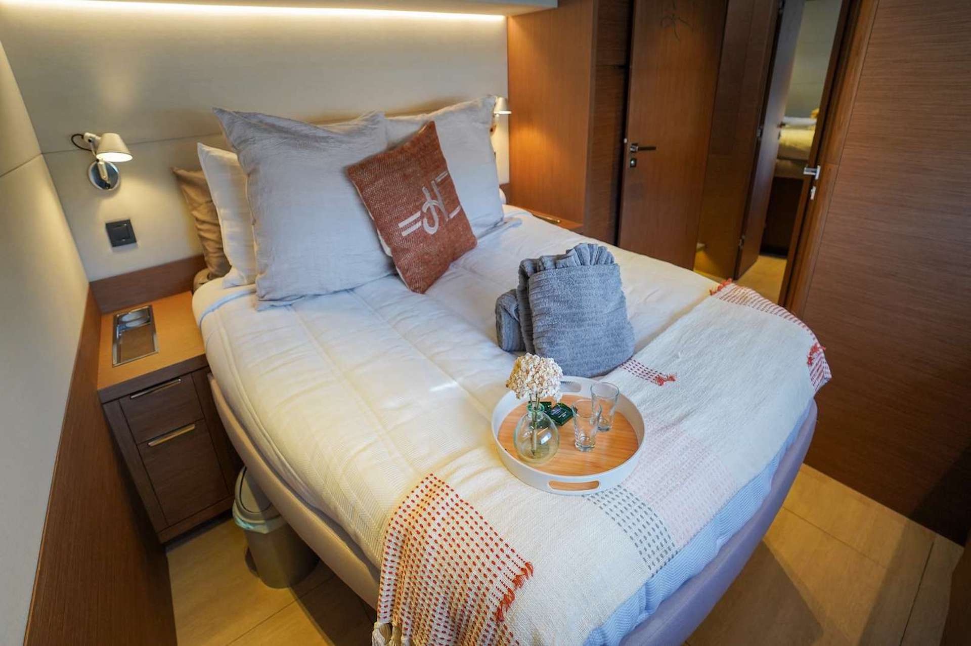 yacht charter Justified Horizons double cabin