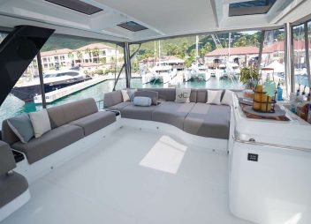 yacht charter Justified Horizons flybridge