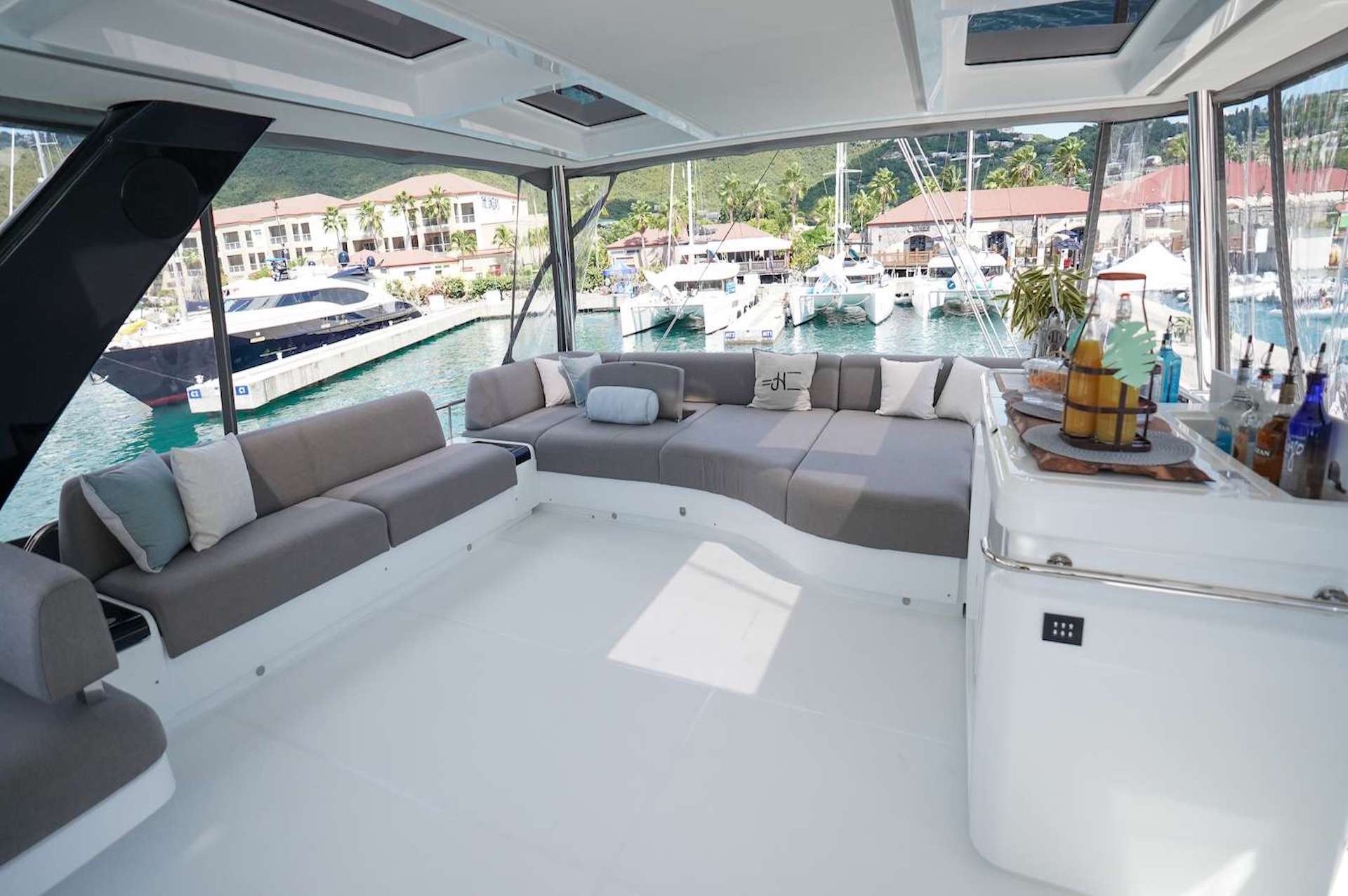 yacht charter Justified Horizons flybridge