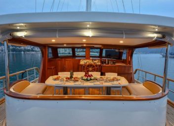 yacht charter Sea Breeze aft