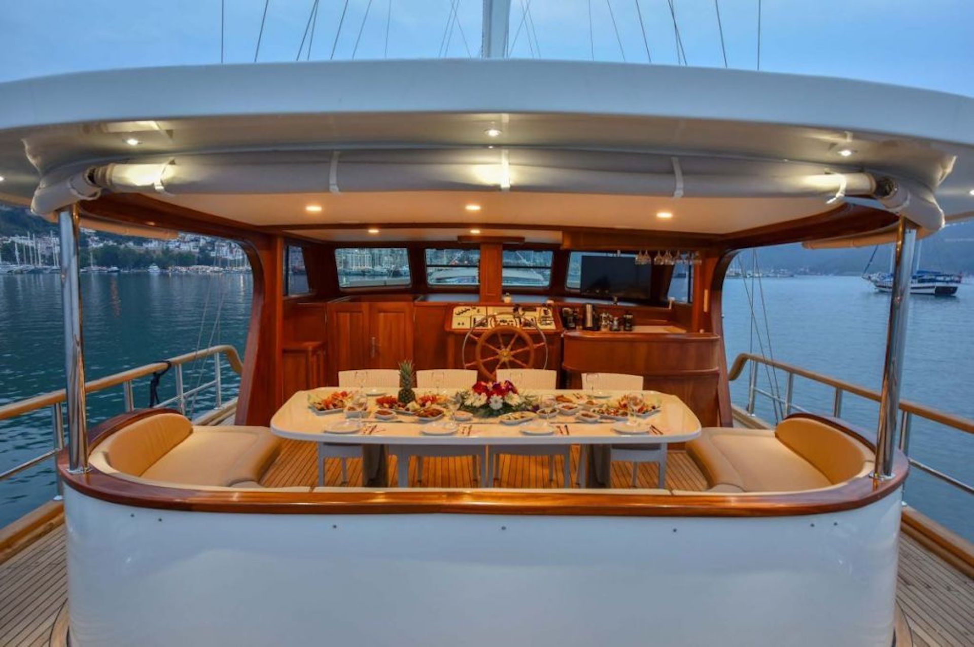 yacht charter Sea Breeze aft