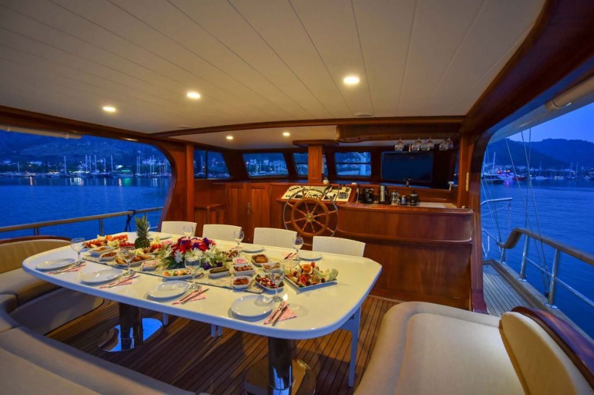 yacht charter Sea Breeze alfresco