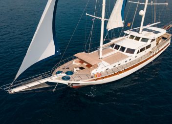 yacht charter Sea Breeze birdview