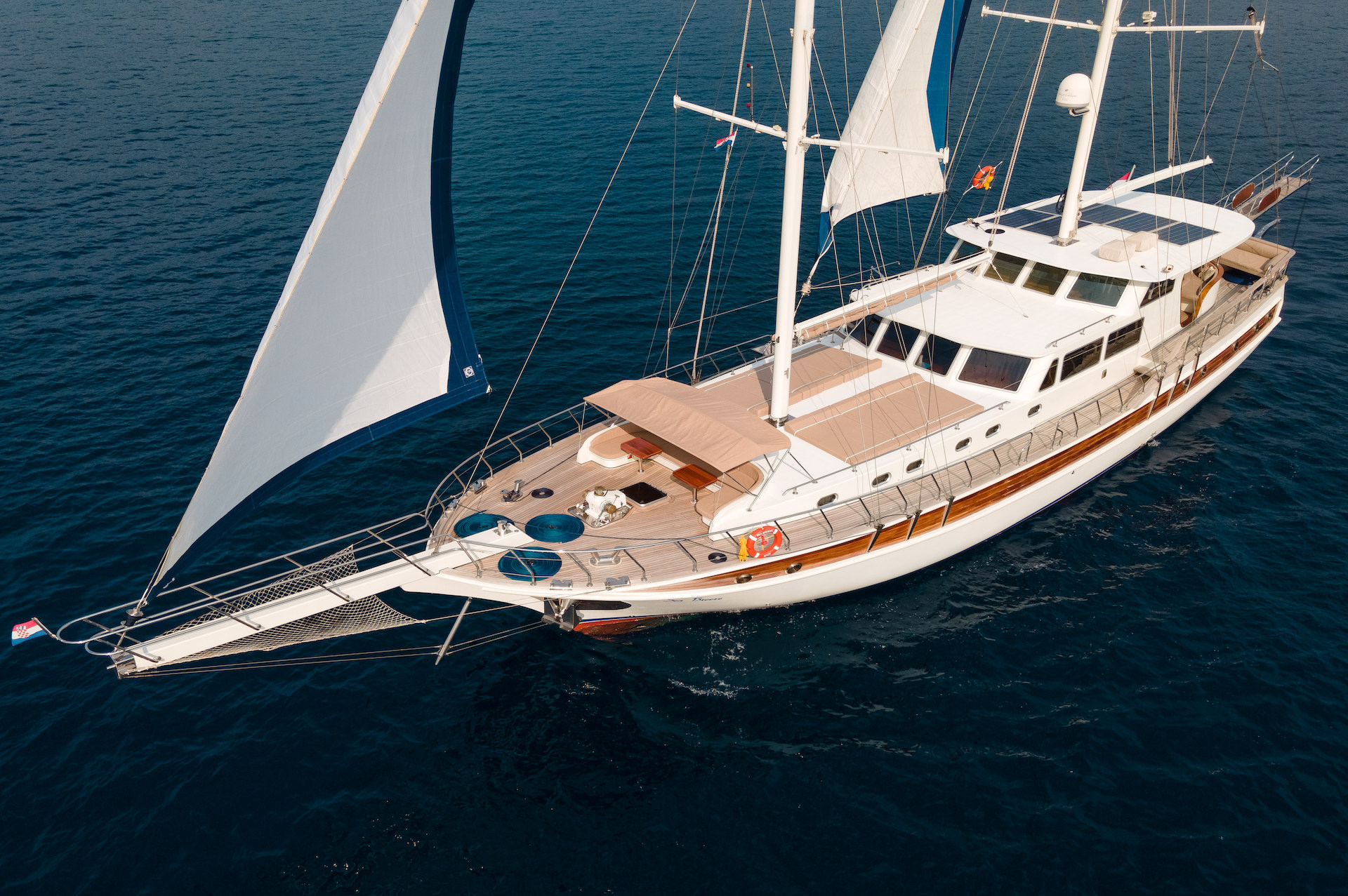 yacht charter Sea Breeze birdview