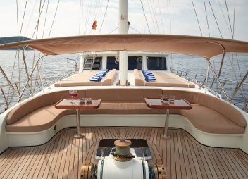 yacht charter Sea Breeze bow