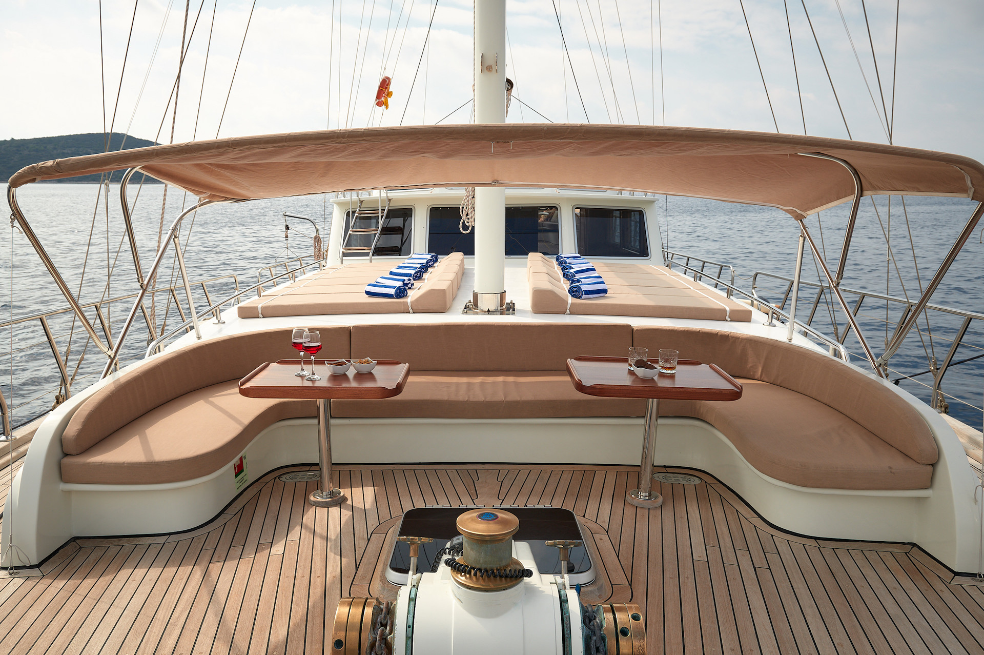 yacht charter Sea Breeze bow