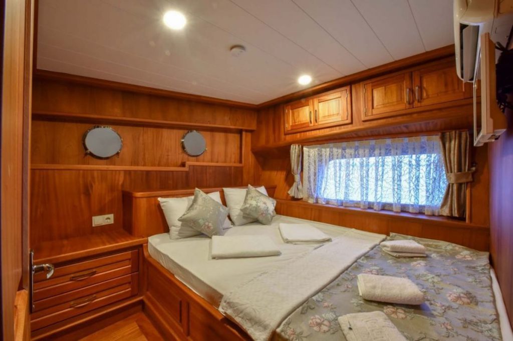 yacht charter Sea Breeze cabin