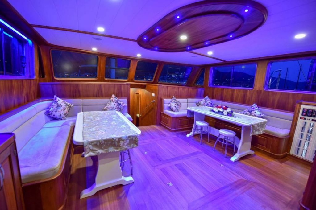 yacht charter Sea Breeze dining