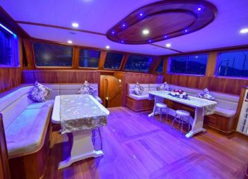 yacht charter Sea Breeze dining