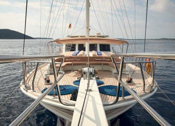 yacht charter Sea Breeze front