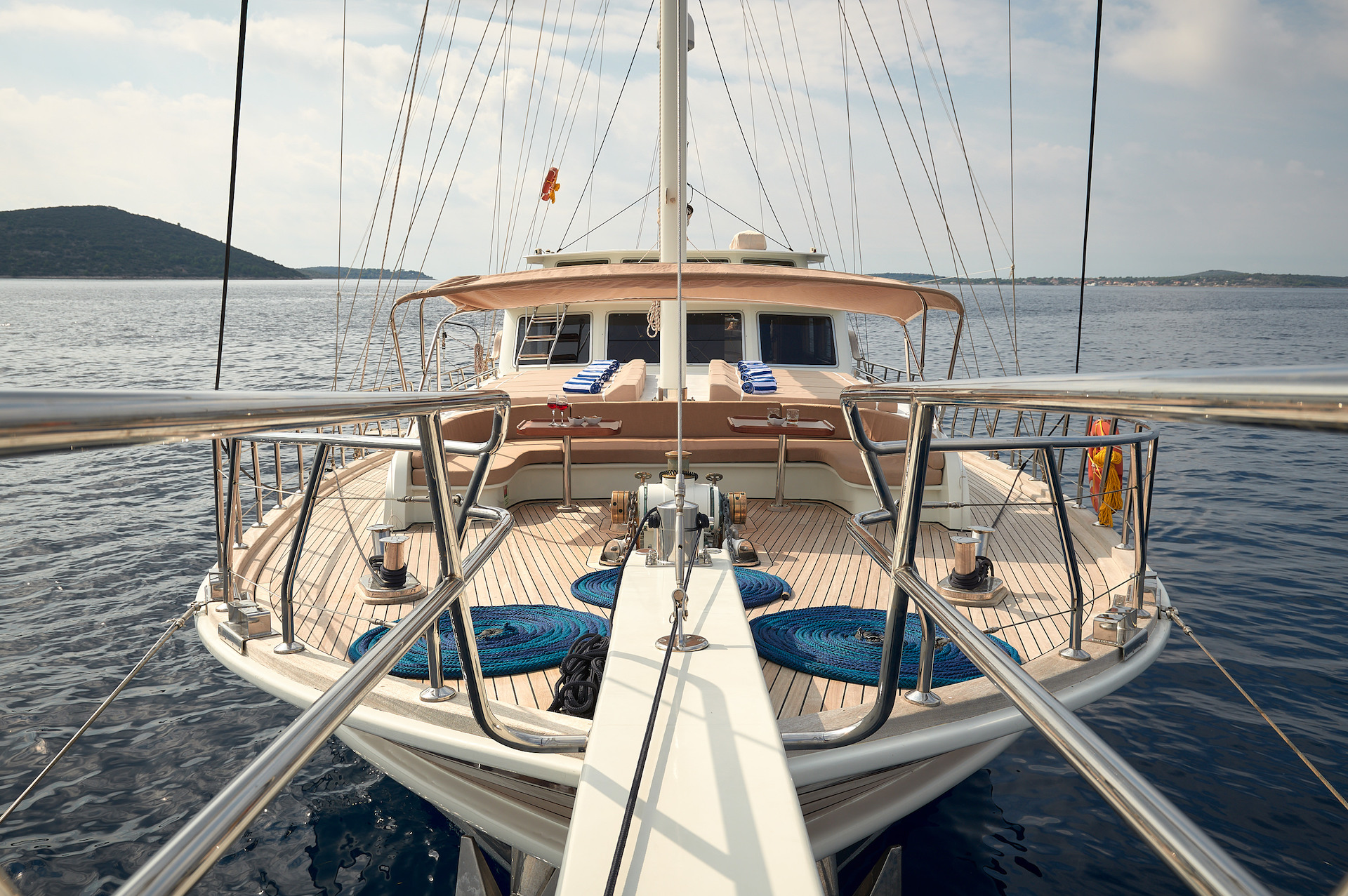 yacht charter Sea Breeze front