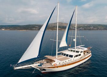 yacht charter Sea Breeze sailing