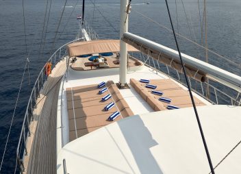 yacht charter Sea Breeze sundeck