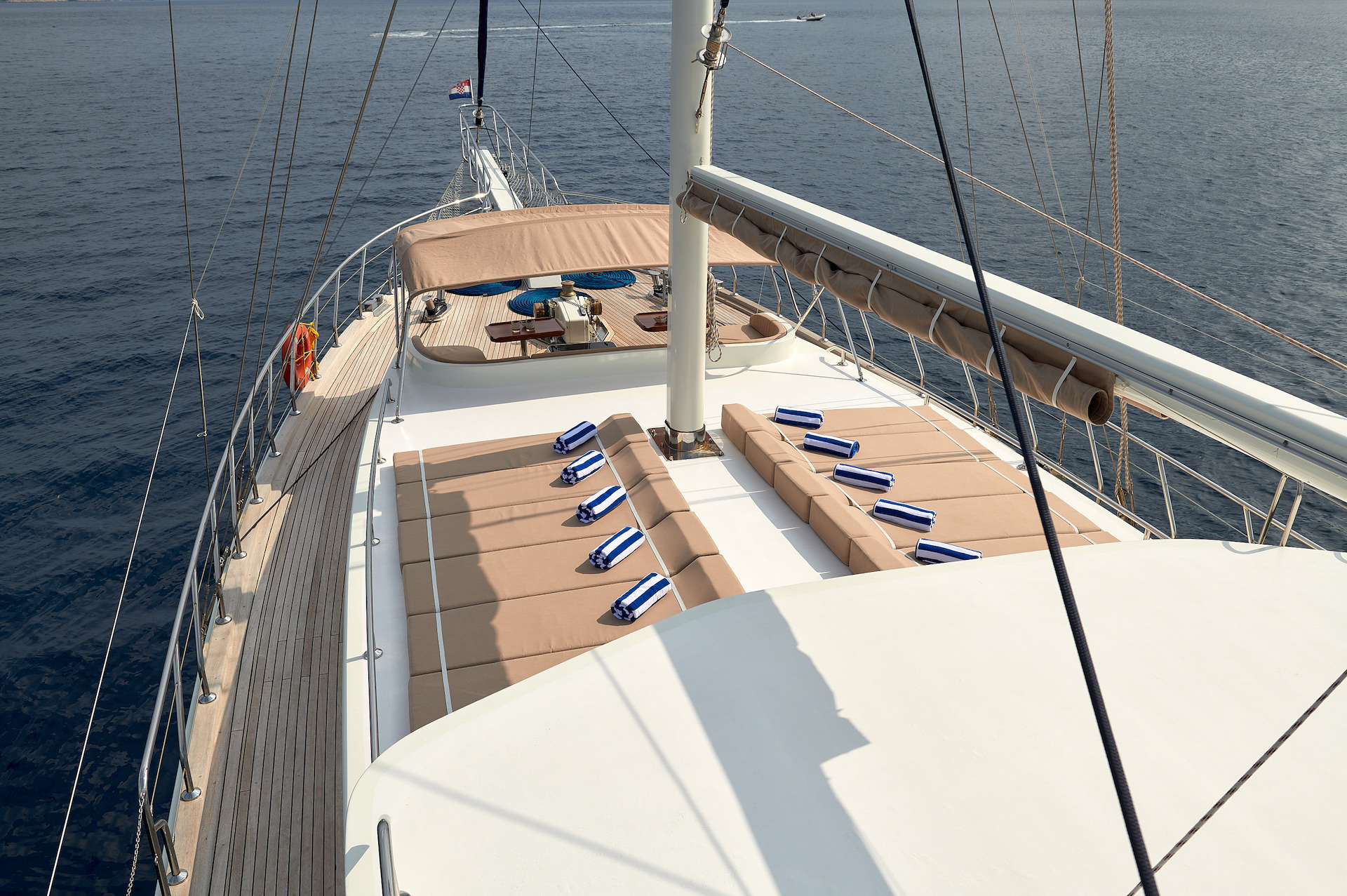 yacht charter Sea Breeze sundeck