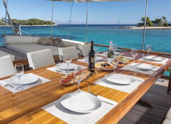 yacht charter Andi Star alfresco dining