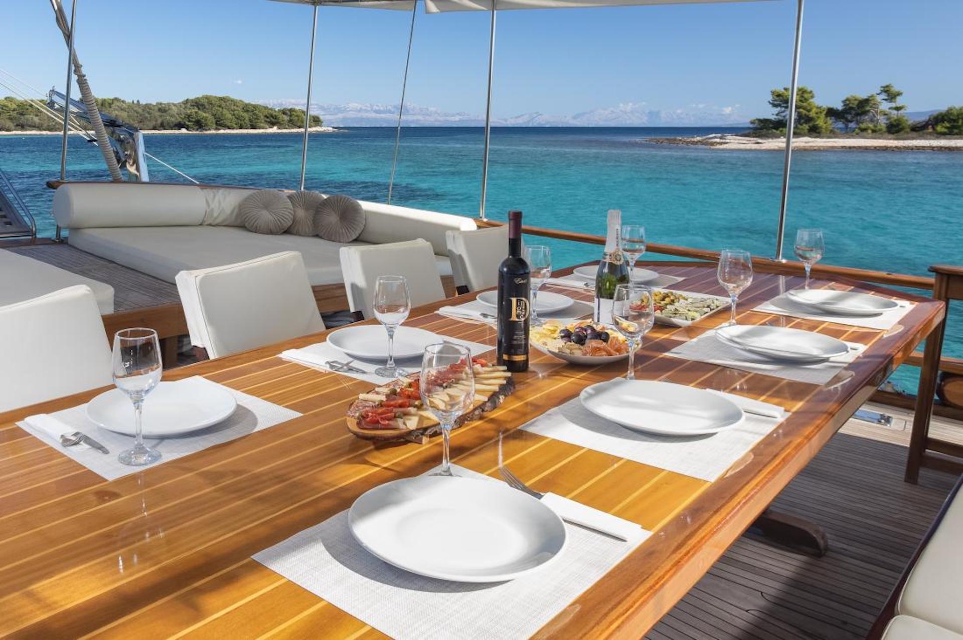 yacht charter Andi Star alfresco dining