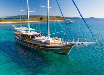 yacht charter Andi Star away