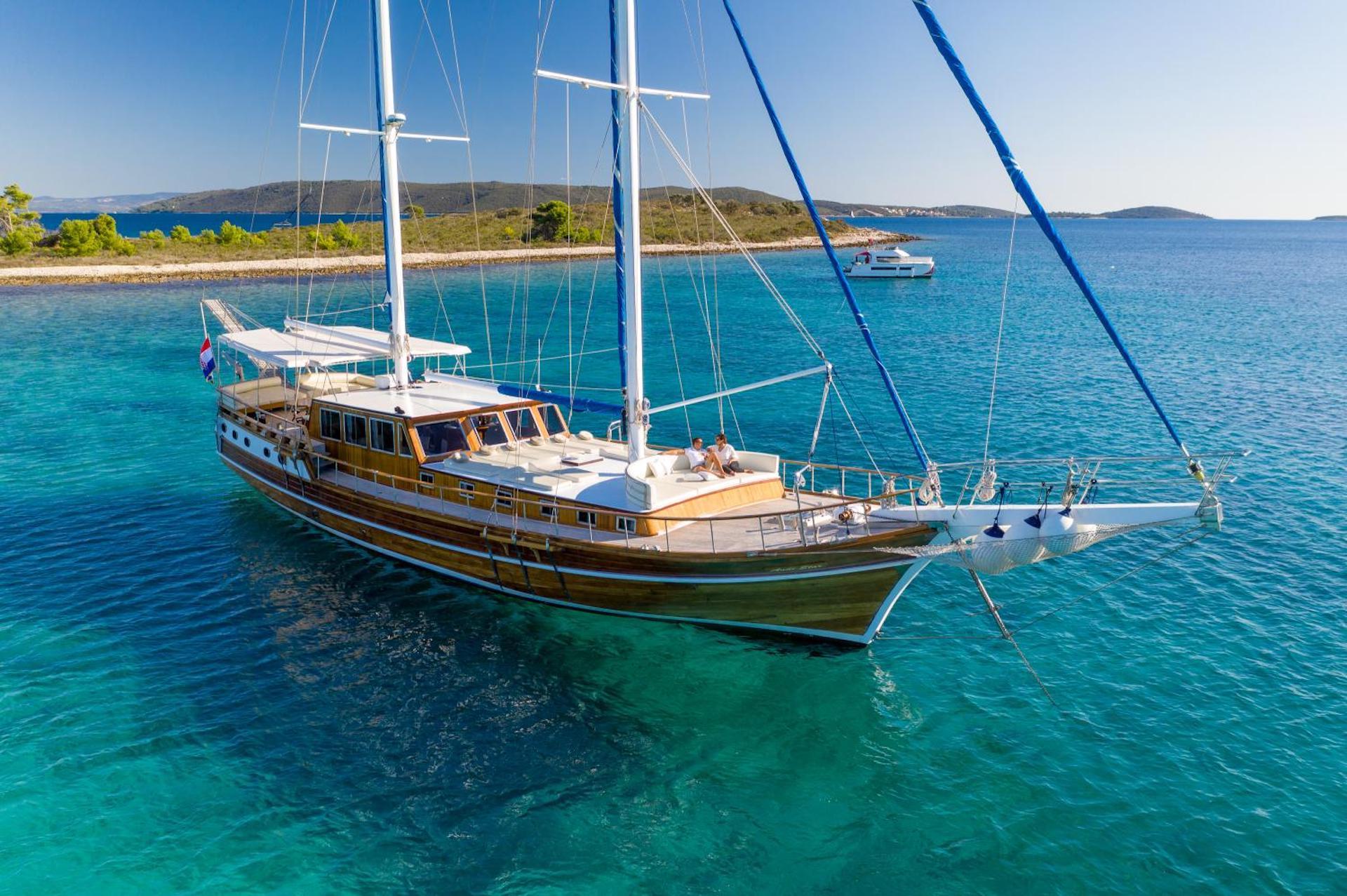 yacht charter Andi Star away