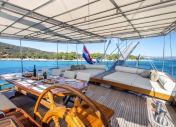 yacht charter Andi Star chilling area