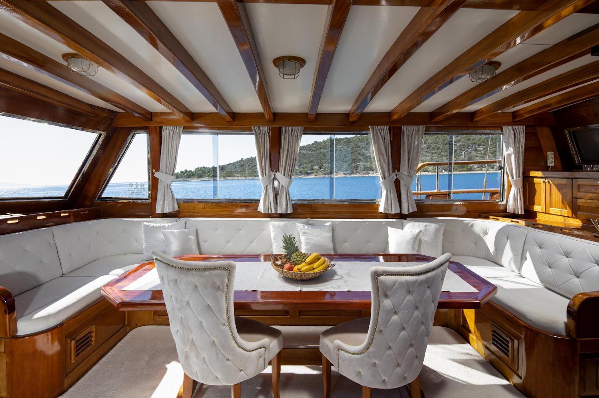 yacht charter Andi Star saloon