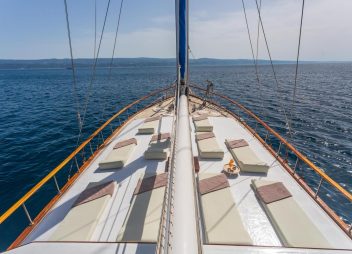 yacht charter Andi Star sun deck