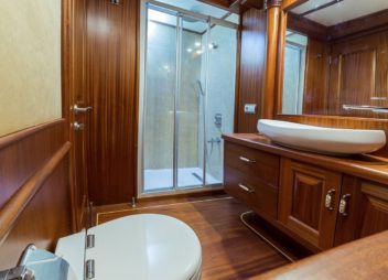 High Point Yachting - HALCON DEL MAR Bathroom (2)