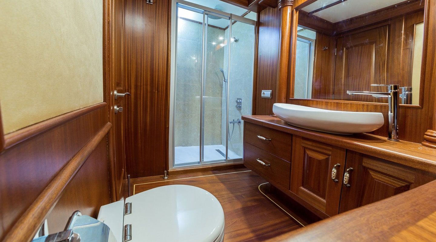 High Point Yachting - HALCON DEL MAR Bathroom (2)