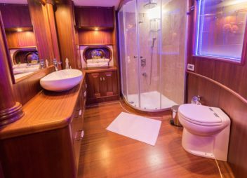 High Point Yachting - HALCON DEL MAR Bathroom (3)