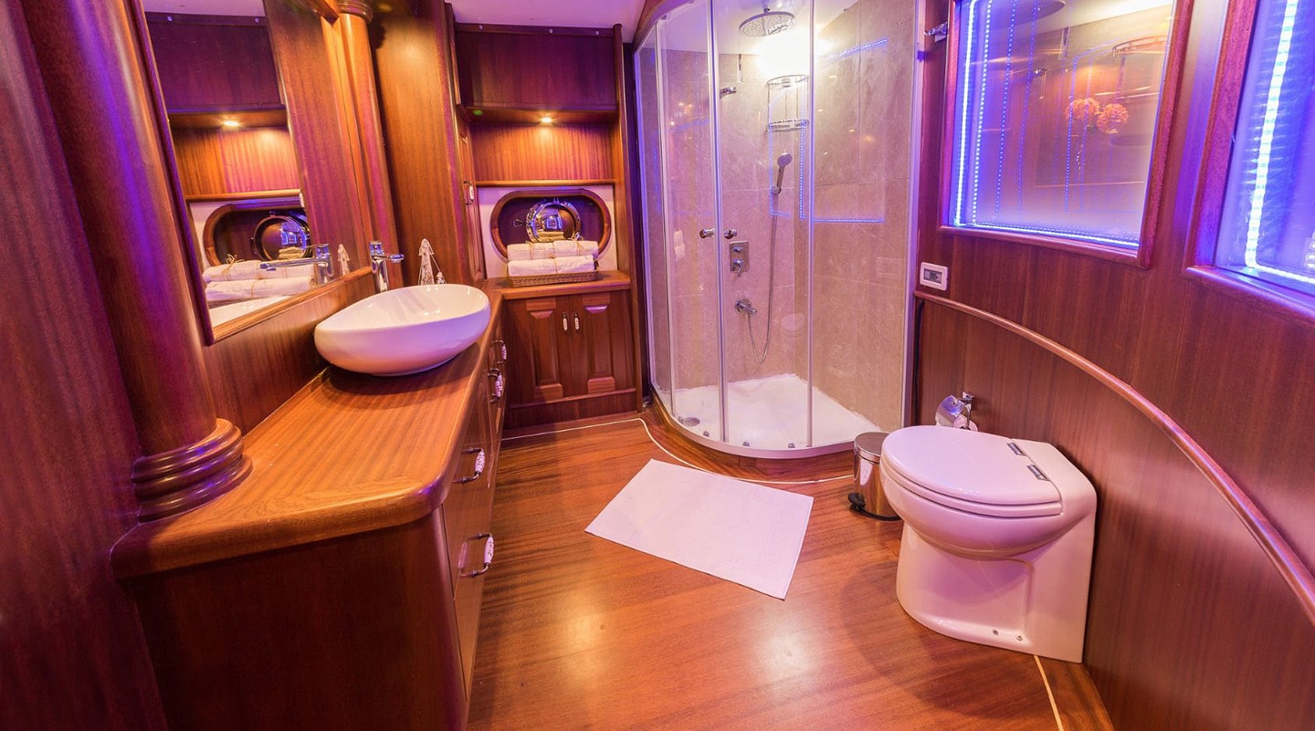 High Point Yachting - HALCON DEL MAR Bathroom (3)