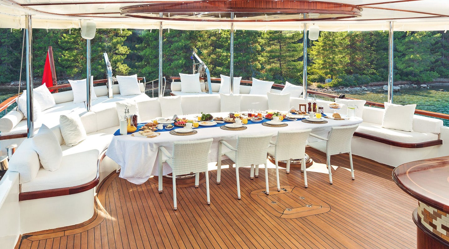 High Point Yachting - HALCON DEL MAR Dining area on Aft deck