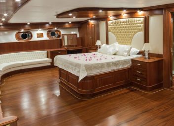 High Point Yachting - HALCON DEL MAR Master cabin