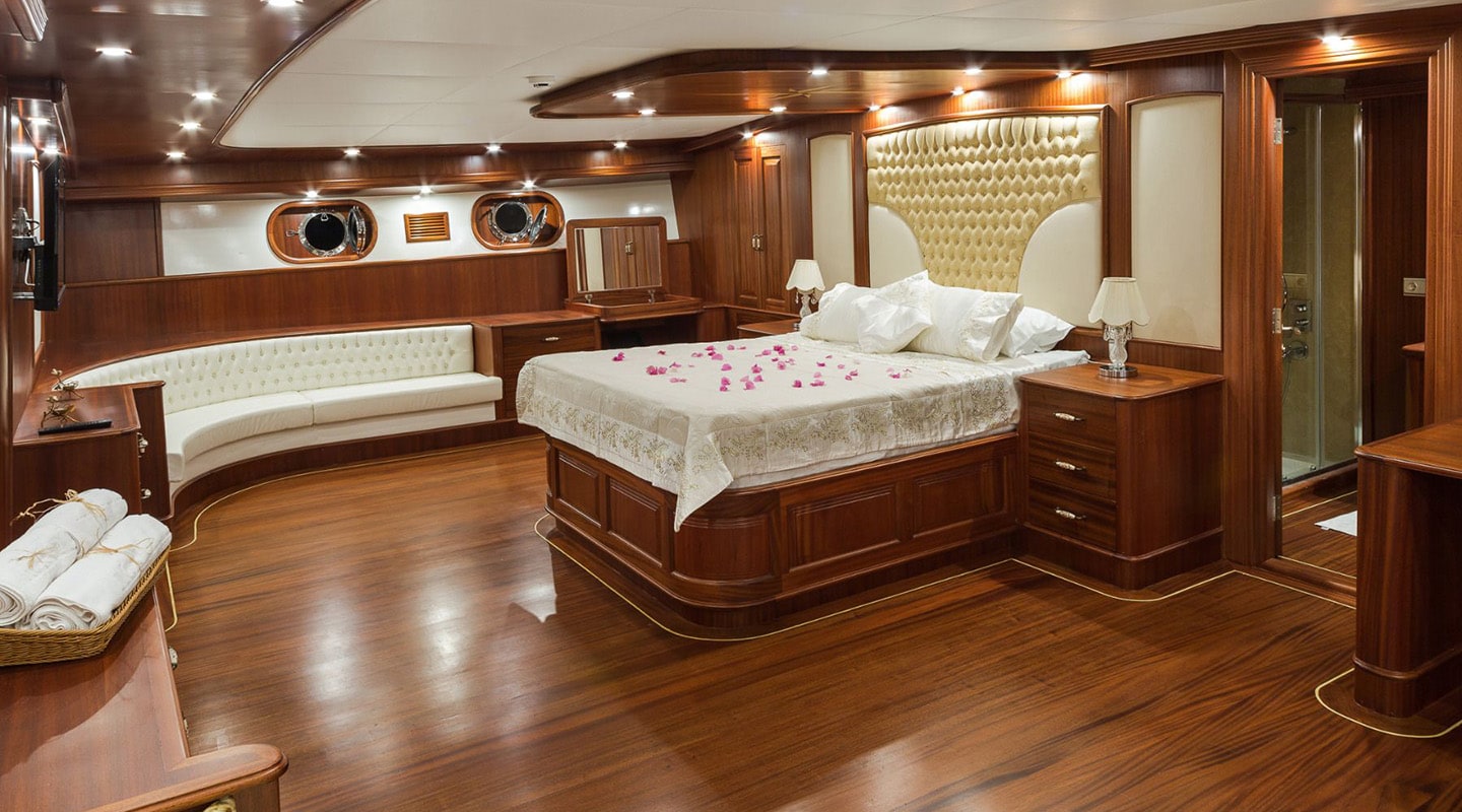 High Point Yachting - HALCON DEL MAR Master cabin