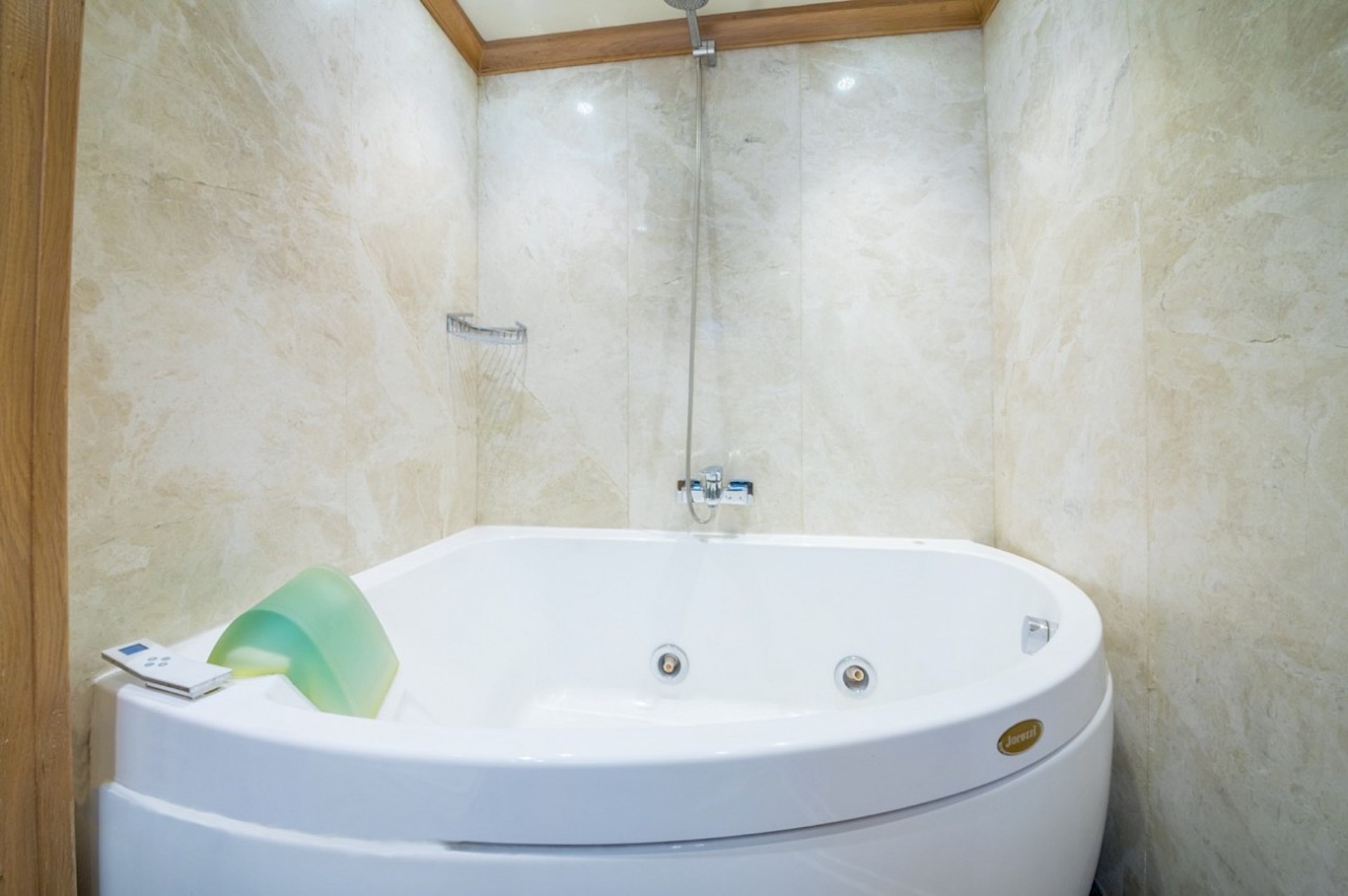 Blue Heaven yacht charter bathroom