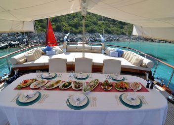 yacht charter Blue Heaven dining