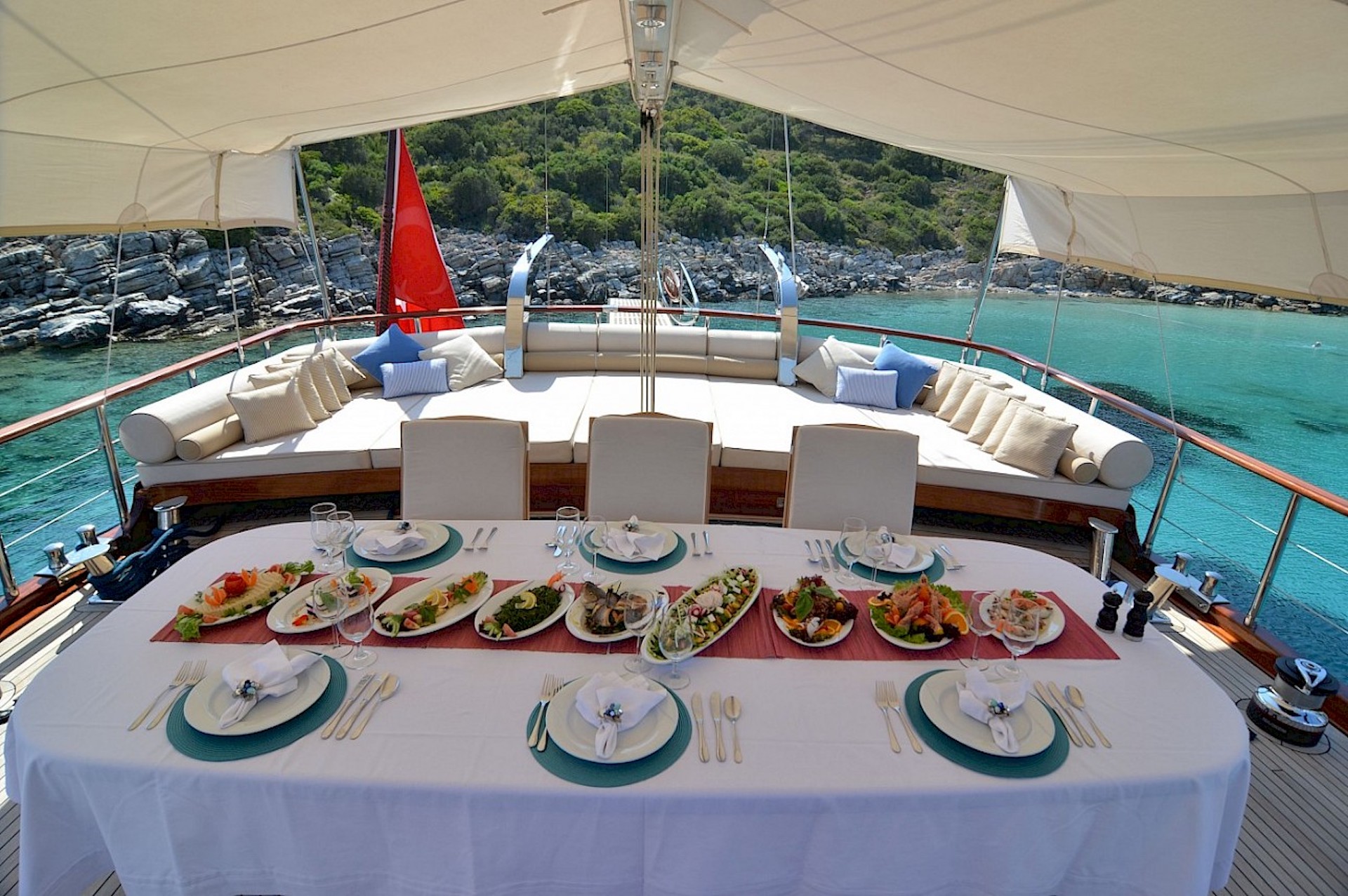 yacht charter Blue Heaven dining