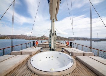 yacht charter Blue Heaven jacuzzi