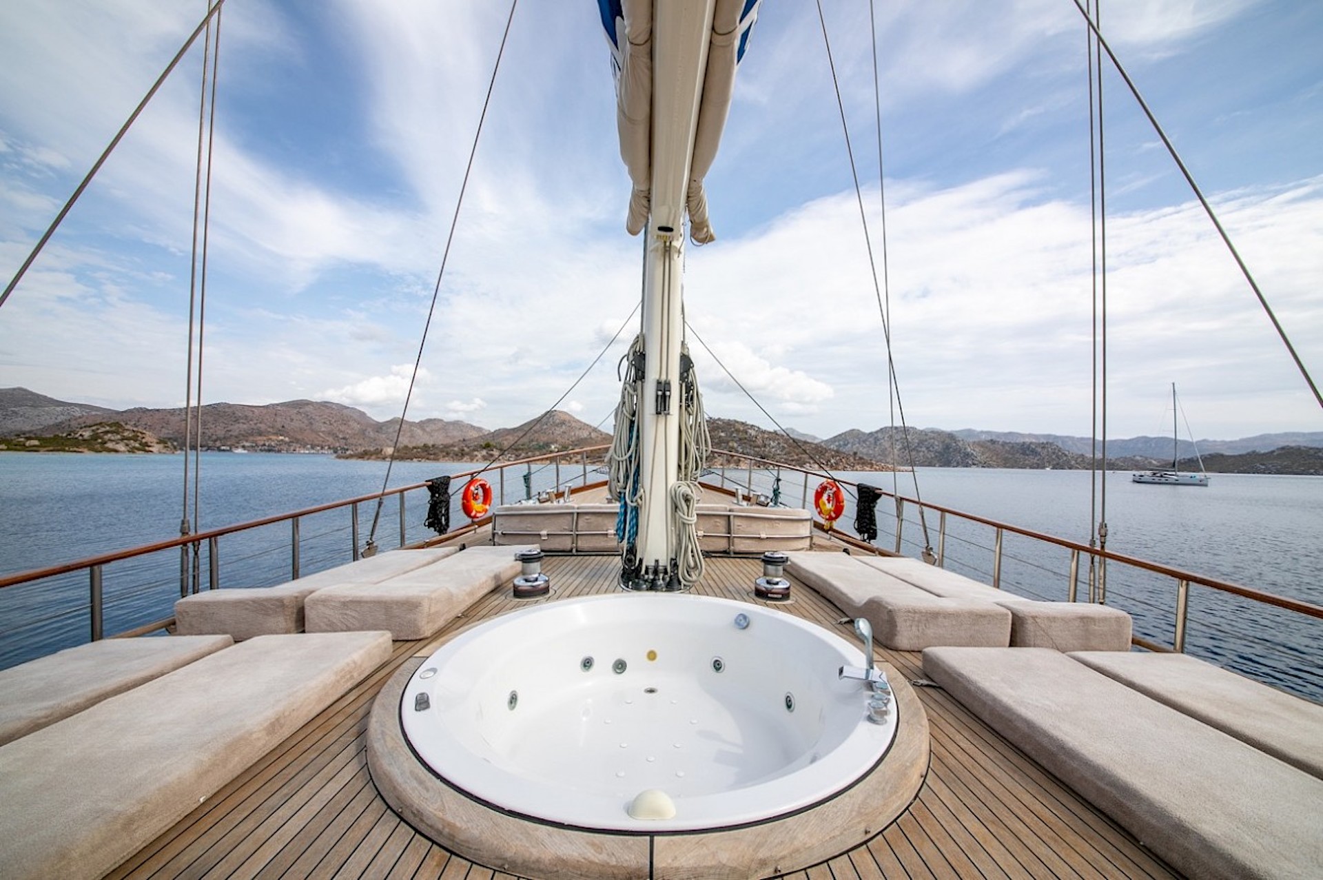 yacht charter Blue Heaven jacuzzi